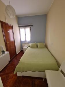 Un dormitorio con una cama grande y una ventana en El Vasco Rooms, en Oviedo