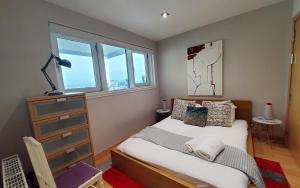 A bed or beds in a room at Western Harbour-Luxury Seaside Apartment By Sensational Stay Short Lets & Serviced Accommodation