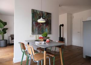 a dining room table with chairs and a painting on the wall at HOFSTELLE No. 133 in Burg