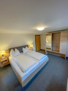 En eller flere senge i et værelse på Mountain Hostel City