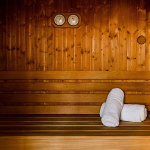 zwei Handtücher sitzen in einer Sauna mit zwei Uhren in der Unterkunft Bayview Hotel by ST Hotels in Gżira