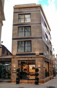 un edificio en una calle con macetas delante en Fama Karaköy, en Estambul