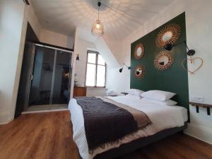 Posteľ alebo postele v izbe v ubytovaní Sojolidays - Appartements d'hôtes & Brocante