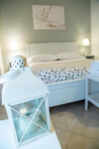 - une chambre avec un lit et une cabine en verre dans l'établissement Cittadella28, à Trani