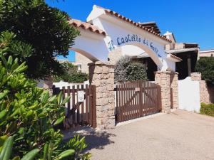 a gate to a house with a sign on it at Case Vacanza Castello di Gallura in Santa Teresa Gallura