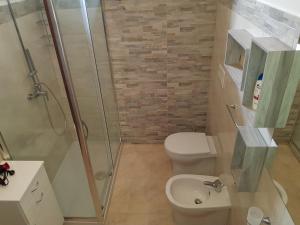 a bathroom with a shower and a toilet and a sink at Top bedroom GOLFO - Le Lincelle, Lamezia - 2 extra large single beds in SantʼEufemia Lamezia