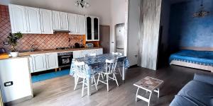 a kitchen with a table and chairs in a room at Appartamento con incantevole panorama in Bacoli