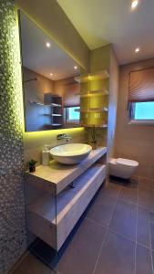 A bathroom at Beautiful view apartment with garage space