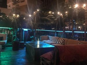ein Wohnzimmer mit einem Sofa und einem Tisch in der Nacht in der Unterkunft Hotel Derby Bar in Sauze dʼOulx