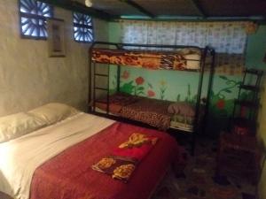 1 dormitorio con 2 literas en una habitación en La Casita de Don Daniel, en El Valle de Antón