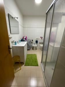W łazience znajduje się prysznic, umywalka i toaleta. w obiekcie Appartamento Capri w Arco