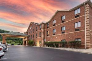 un bâtiment avec un parking en face de celui-ci dans l'établissement Comfort Inn & Suites, à Lawrenceburg