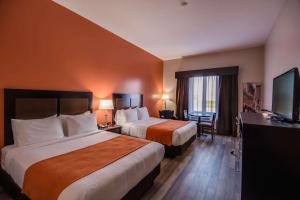 เตียงในห้องที่ Econolodge Inn & Suites St-Apollinaire