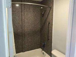 Ένα μπάνιο στο Suburban Studios North Charleston I-526 +4 φωτογραφίες