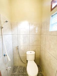 Ett badrum på Sadewa homestay batukaras