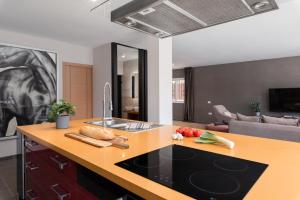 una cucina con bancone, lavandino e soggiorno di Luxury Villa Callao private heated pool Free Car except Christmas a Callao Salvaje