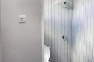 Vonios kambarys apgyvendinimo įstaigoje Wisma Maestro Toraja Mitra RedDoorz
