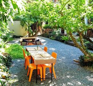 una mesa y sillas en un jardín con un árbol en Baba pim villa, en Chiang Mai
