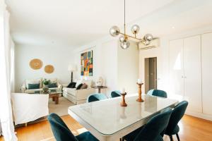 una sala da pranzo e un soggiorno con tavolo e sedie. di Minty Stay 3BD Apartment - Triana a Siviglia