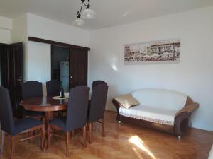 Cette chambre comprend un lit, une table et des chaises. dans l'établissement City life apartman, à Herceg-Novi