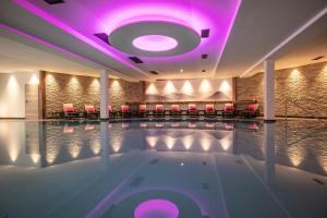 Bazén v ubytování Hotel Adapura Wagrain nebo v jeho okolí
