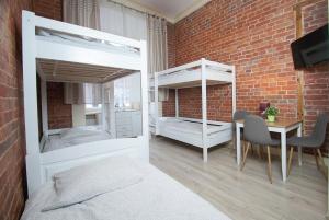 Łóżko lub łóżka piętrowe w pokoju w obiekcie Vanilla Hostel Wrocław
