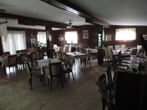 um restaurante com mesas e cadeiras num quarto em Bed and Breakfast Victoria em Ogulin