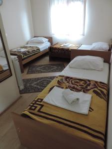 um quarto com duas camas e uma janela e duas camas em Bed and Breakfast Victoria em Ogulin