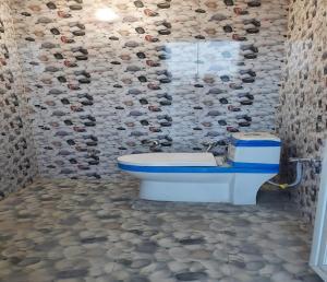 Un baño de STAYMAKER Hotel Raj Ganga