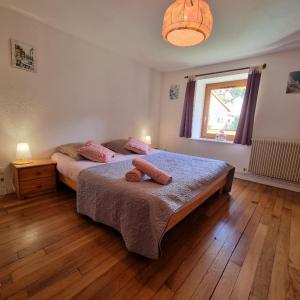 Кровать или кровати в номере Gite Myrtille 2 à 6 personnes dans Residence des Buis avec Spa