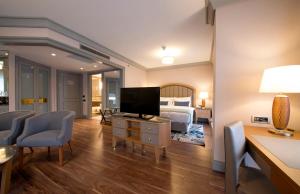 A television and/or entertainment centre at Millennium Istanbul Golden Horn