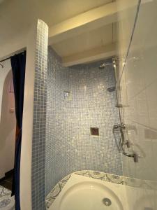 B&B Maison des Etoiles Chambre d'hôtes Adult Only的一间浴室