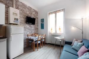 ein Wohnzimmer mit einem blauen Sofa und einem Tisch in der Unterkunft Bilocale Cilea con balcone in Varraze