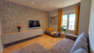 Televízia a/alebo spoločenská miestnosť v ubytovaní Beautiful view apartment with garage space