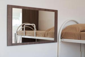 Łóżko lub łóżka w pokoju w obiekcie Bilocale Corosu con 2 balconi
