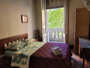 a bedroom with a bed with a window and towels on it at Hotel Ateneo in Montevideo