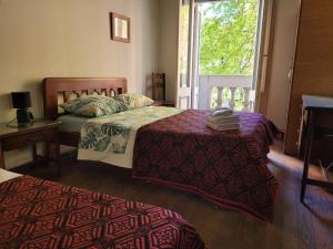 1 dormitorio con 2 camas y ventana en Hotel Ateneo en Montevideo