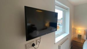 A television and/or entertainment centre at Comfy 2 bed house located at Wareham train station