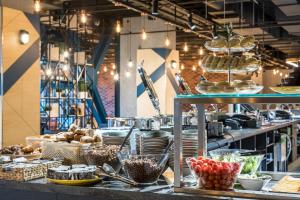 ブダペストにあるB&B Hotel Budapest Cityのキッチン(カウンターでのビュッフェ式料理付)
