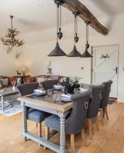 uma sala de jantar com mesa e cadeiras em Deer View cottage em Salhouse