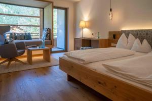Rúm í herbergi á Das Leonhard - Naturparkhotel am Weissensee