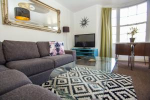 Una sala de estar con un sofá y una mesa de cristal. en Cannon Place - Central - by Brighton Holiday Lets, en Brighton & Hove