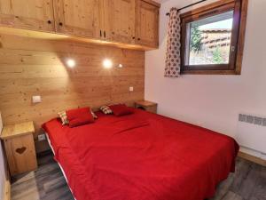 Cama ou camas em um quarto em Appartement Méribel, 3 pièces, 6 personnes - FR-1-182-57