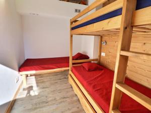 Appartement Méribel, 3 pièces, 6 personnes - FR-1-182-57にある二段ベッド