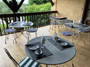 En restaurang eller annat matställe på Villa de 4 chambres avec piscine privee jacuzzi et jardin clos a Proissans
