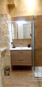 een badkamer met een wastafel en een spiegel bij Jadore Monic in Rome