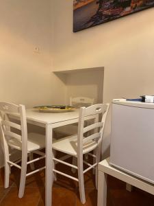 ヴィエトリにあるLa piazzettaの白いテーブルと椅子