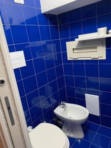 ヴィエトリにあるLa piazzettaの青いタイル張りのバスルーム(トイレ、シンク付)