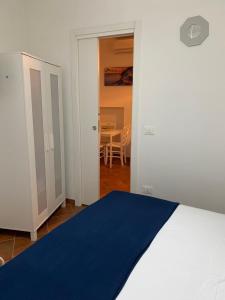 ヴィエトリにあるLa piazzettaのベッドルーム1室(青い毛布付きのベッド1台付)