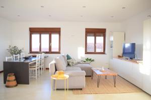 a living room with a couch and a table at Playa de Carnota - SondeLira in Lira